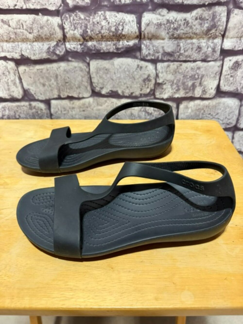 Crocs Black Light Weight Sandals Size 8 - Picture 2 of 7